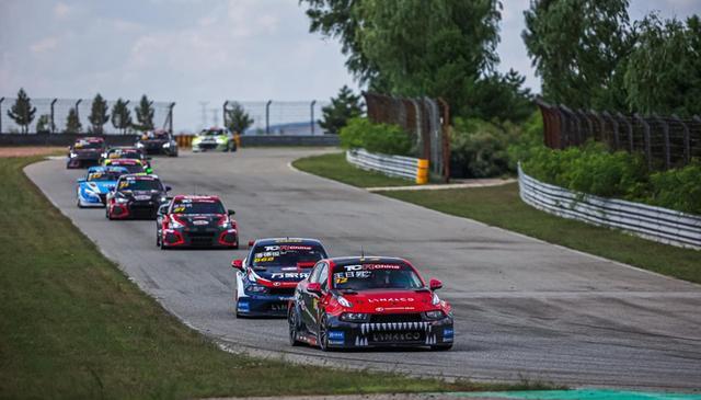 家族深厚的, 空气中弥漫