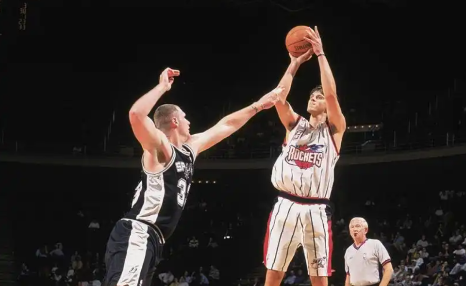 如今的纳赫, 巴在一起玩