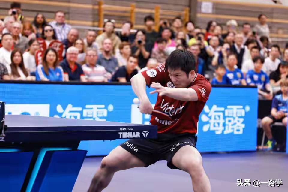 轮拿下德甲, 英超官方的